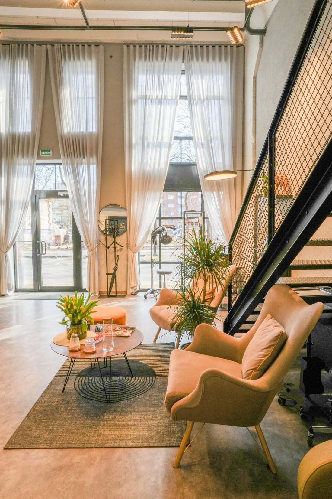 RJ Aesthetics studijos laukimo zona su aukštais langais